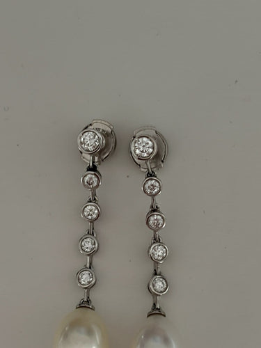 Boucles d'oreilles Boucles d'oreilles pendants en or gris, diamants et perles Akoya 58 Facettes LOT 8102