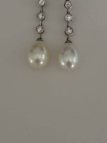 Boucles d'oreilles Boucles d'oreilles pendants en or gris, diamants et perles Akoya 58 Facettes LOT 8102