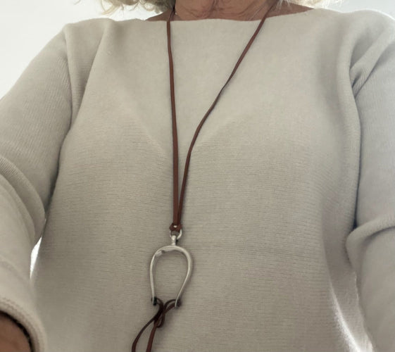 Pendentif Hermès - Pendentif en argent avec lanière en cuir 58 Facettes LOT 8077
