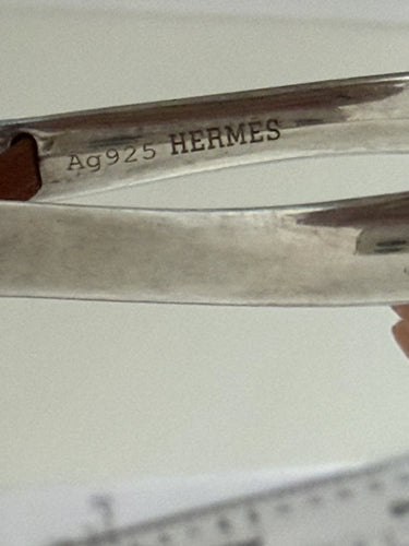Pendentif Hermès - Pendentif en argent avec lanière en cuir 58 Facettes LOT 8077