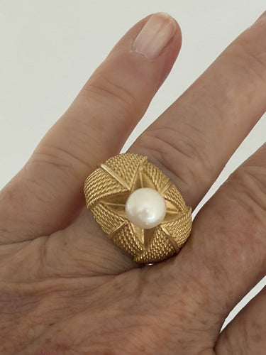 Bague 58 Bague dôme en or jaune et perle Akoya 58 Facettes LOT 8029