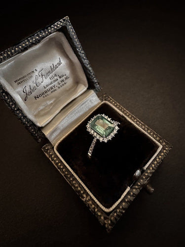 Bague 54 Bague en or blanc 18k, émeraude et diamants 58 Facettes AN75