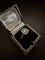 Bague 54 Bague en or blanc 18k, émeraude et diamants 58 Facettes AN75