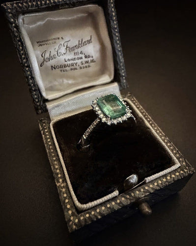Bague 54 Bague en or blanc 18k, émeraude et diamants 58 Facettes AN75