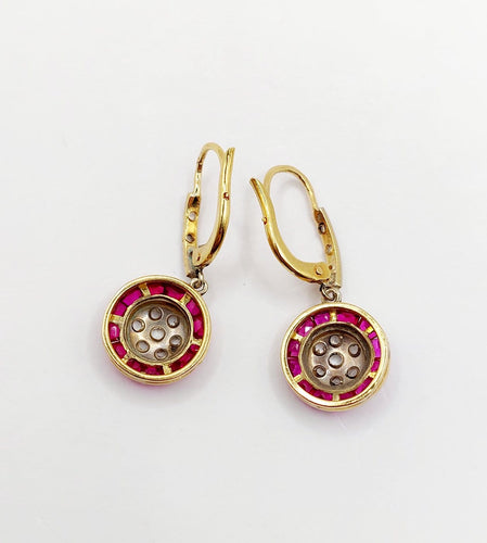 Boucles d'oreilles Dormeuses antiques en or 18k, rubis synthétiques et diamants 58 Facettes A07825