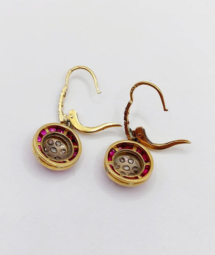 Boucles d'oreilles Dormeuses antiques en or 18k, rubis synthétiques et diamants 58 Facettes A07825