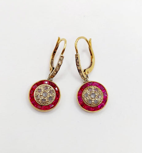 Boucles d'oreilles Dormeuses antiques en or 18k, rubis synthétiques et diamants 58 Facettes A07825