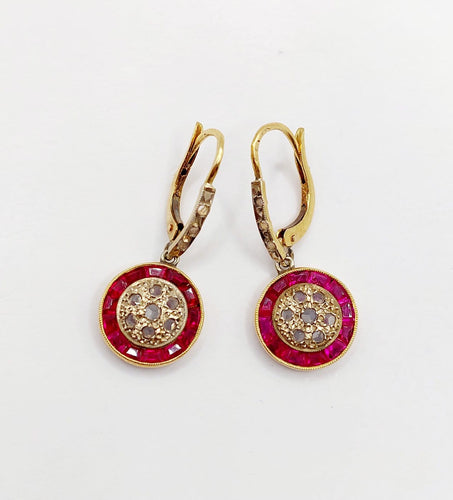 Boucles d'oreilles Dormeuses antiques en or 18k, rubis synthétiques et diamants 58 Facettes A07825