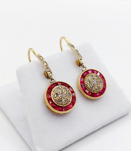 Boucles d'oreilles Dormeuses antiques en or 18k, rubis synthétiques et diamants 58 Facettes A07825