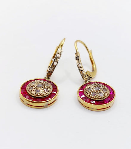 Boucles d'oreilles Dormeuses antiques en or 18k, rubis synthétiques et diamants 58 Facettes A07825