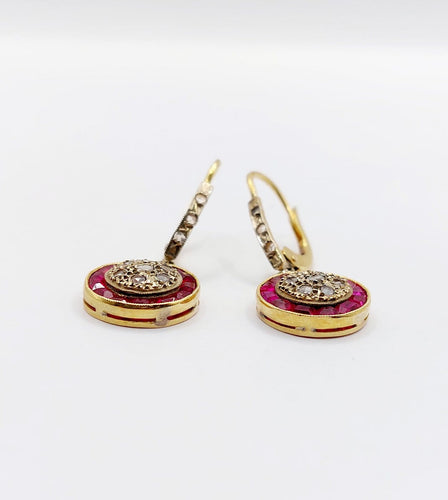 Boucles d'oreilles Dormeuses antiques en or 18k, rubis synthétiques et diamants 58 Facettes A07825