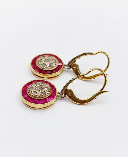 Boucles d'oreilles Dormeuses antiques en or 18k, rubis synthétiques et diamants 58 Facettes A07825