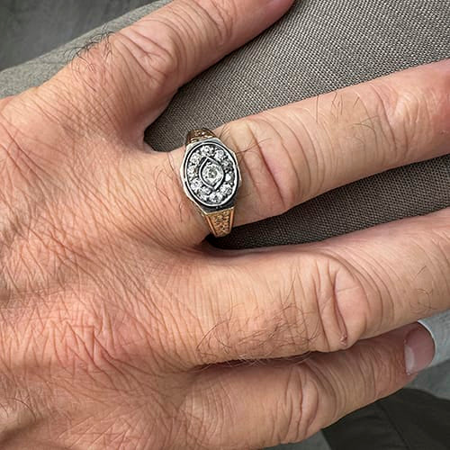 https://ledial.it/app/uploads/2026/09/42845-anello-oro-antico-scudo-uomo-diamanti_51.jpg