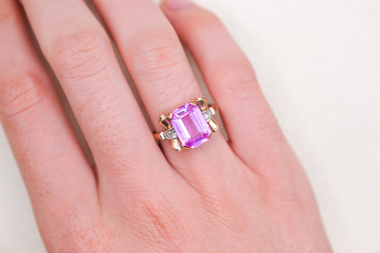 https://cdn.shopify.com/s/files/1/0963/7950/2920/files/bague-de-style-art-deco-en-or-jaune-18-carats-sertie-d-un-saphir-verneuil-synthetique-rose-et-de-diamants-taille-rose-bague-cadeau-femme.jpg?v=1790072205