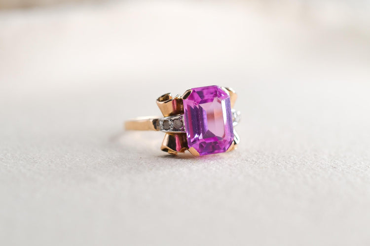 https://cdn.shopify.com/s/files/1/0963/7950/2920/files/bague-de-style-art-deco-en-or-jaune-18-carats-sertie-d-un-saphir-verneuil-synthetique-rose-et-de-diamants-taille-rose-bague-vintage.jpg?v=1790072141