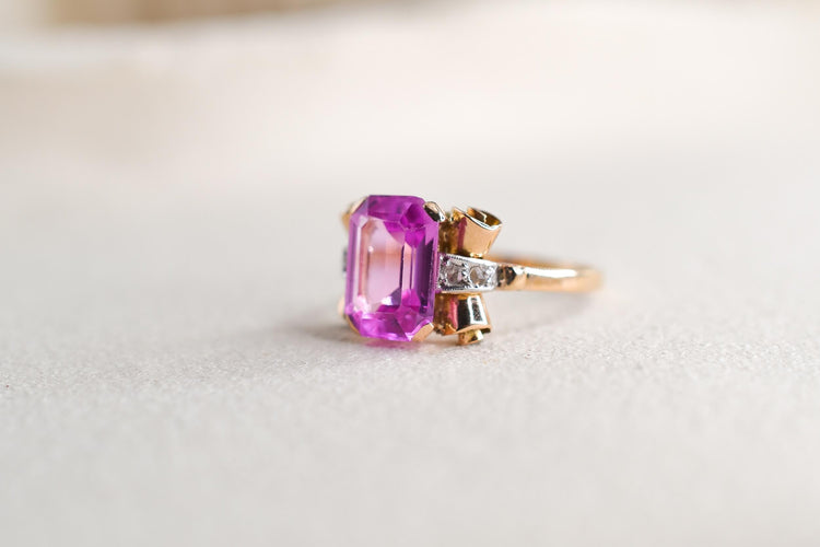 https://cdn.shopify.com/s/files/1/0963/7950/2920/files/bague-de-style-art-deco-en-or-jaune-18-carats-sertie-d-un-saphir-verneuil-synthetique-rose-et-de-diamants-taille-rose-bague-femme.jpg?v=1790072158