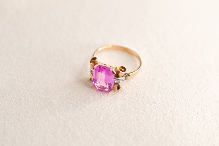 https://cdn.shopify.com/s/files/1/0963/7950/2920/files/bague-de-style-art-deco-en-or-jaune-18-carats-sertie-d-un-saphir-verneuil-synthetique-rose-et-de-diamants-taille-rose-bague-de-seconde-main.jpg?v=1790072174