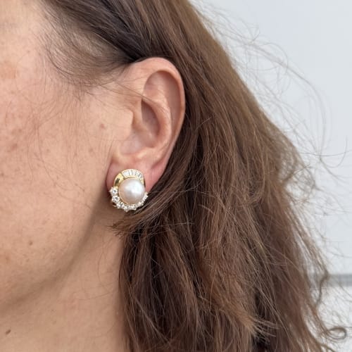 Boucles d'oreilles Boucles d’oreilles puces en or jaune 18 ct, perles et diamants 58 Facettes 38271