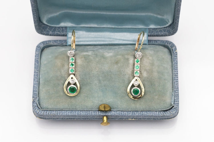 Boucles d'oreilles Boucles d'oreilles pendantes en or jaune, diamants et émeraudes 58 Facettes 13601