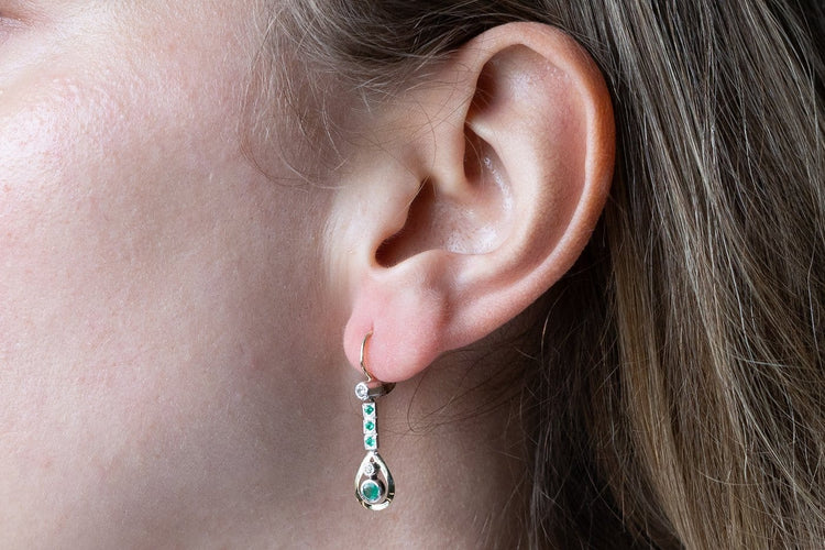 Boucles d'oreilles Boucles d'oreilles pendantes en or jaune, diamants et émeraudes 58 Facettes 13601