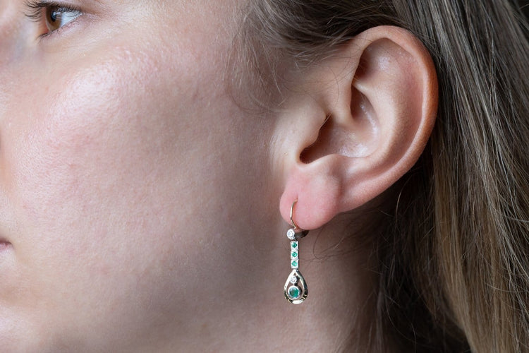 Boucles d'oreilles Boucles d'oreilles pendantes en or jaune, diamants et émeraudes 58 Facettes 13601