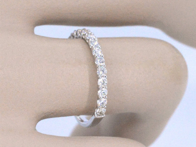 Bague 53 Bague en or blanc 18 carats sertie de diamants 58 Facettes 1035