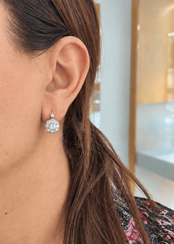 Boucles d'oreilles Boucles d'oreilles dormeuses marguerite en or jaune, platine et diamants 58 Facettes 33836