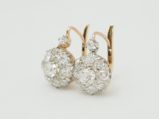 Boucles d'oreilles Boucles d'oreilles dormeuses marguerite en or jaune, platine et diamants 58 Facettes 33836