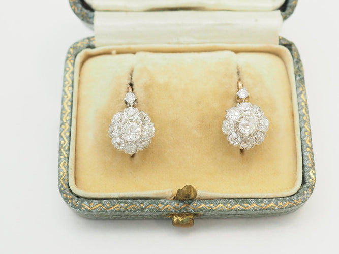 Boucles d'oreilles Boucles d'oreilles dormeuses marguerite en or jaune, platine et diamants 58 Facettes 33836
