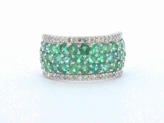 Bague 54 Bague pavée en or blanc, diamants naturels et émeraudes 58 Facettes 2382
