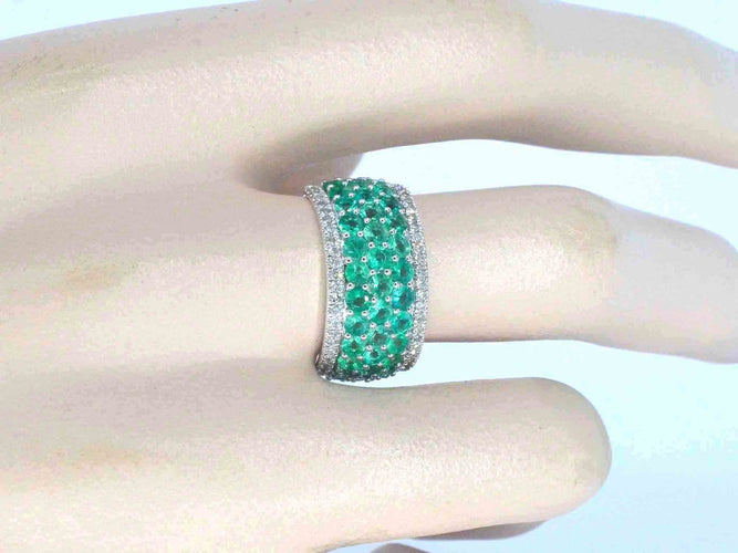 Bague 54 Bague pavée en or blanc, diamants naturels et émeraudes 58 Facettes 2382