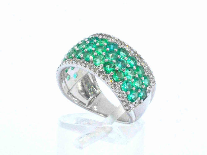 Bague 54 Bague pavée en or blanc, diamants naturels et émeraudes 58 Facettes 2382