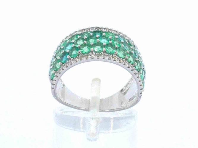 Bague 54 Bague pavée en or blanc, diamants naturels et émeraudes 58 Facettes 2382