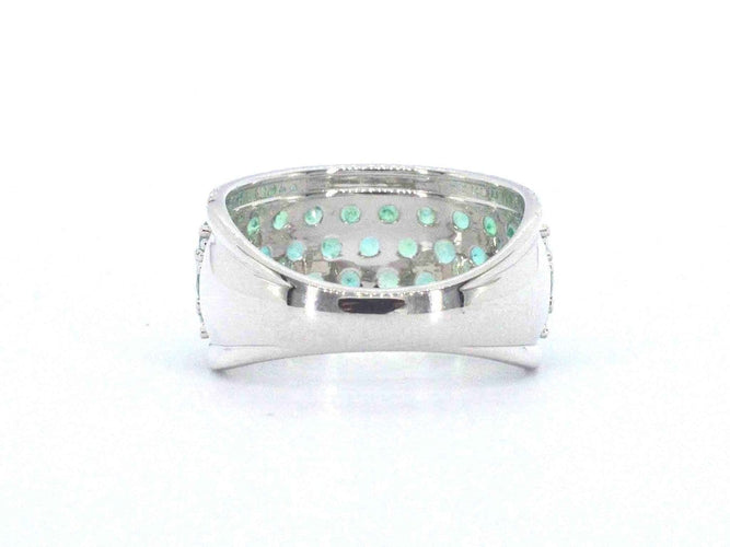 Bague 54 Bague pavée en or blanc, diamants naturels et émeraudes 58 Facettes 2382