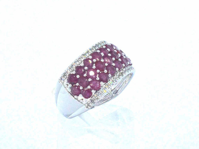Bague 54 Bague pavée en or blanc, diamants naturels et rubis 58 Facettes 2383