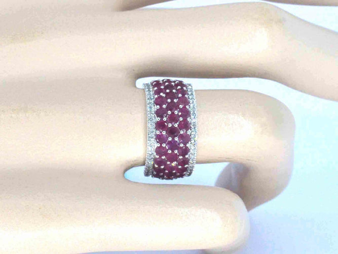 Bague 54 Bague pavée en or blanc, diamants naturels et rubis 58 Facettes 2383