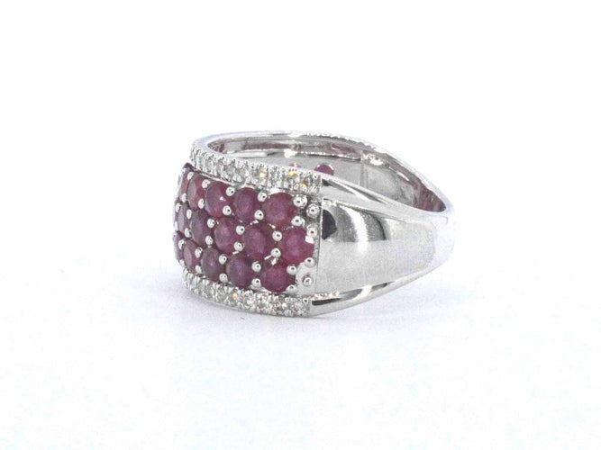 Bague 54 Bague pavée en or blanc, diamants naturels et rubis 58 Facettes 2383
