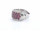 Bague 54 Bague pavée en or blanc, diamants naturels et rubis 58 Facettes 2383