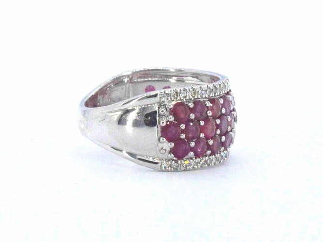 Bague 54 Bague pavée en or blanc, diamants naturels et rubis 58 Facettes 2383