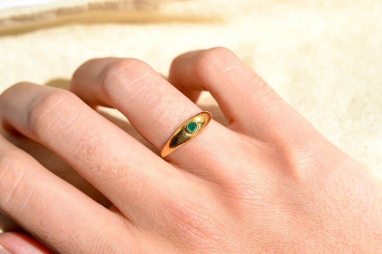 https://cdn.shopify.com/s/files/1/0963/7950/2920/files/bague-jonc-anglais-en-or-jaune-ornee-d-une-emeraude-bague-responsable.jpg?v=1790083088