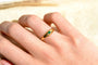https://cdn.shopify.com/s/files/1/0963/7950/2920/files/bague-jonc-anglais-en-or-jaune-ornee-d-une-emeraude-bague-responsable.jpg?v=1790083088