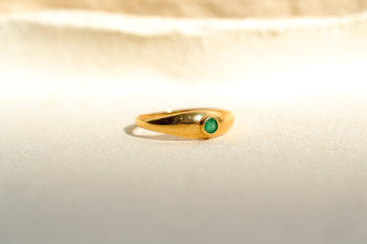 https://cdn.shopify.com/s/files/1/0963/7950/2920/files/bague-jonc-anglais-en-or-jaune-ornee-d-une-emeraude-bague-femme.jpg?v=1790082950