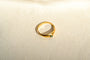 https://cdn.shopify.com/s/files/1/0963/7950/2920/files/bague-jonc-anglais-en-or-jaune-ornee-d-une-emeraude-bague-vintage.jpg?v=1790082936