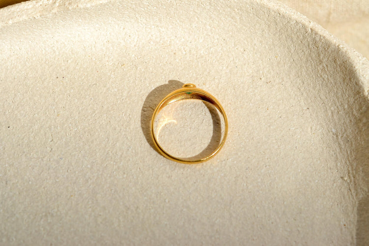 https://cdn.shopify.com/s/files/1/0963/7950/2920/files/bague-jonc-anglais-en-or-jaune-ornee-d-une-emeraude-bague-retro.jpg?v=1790082976