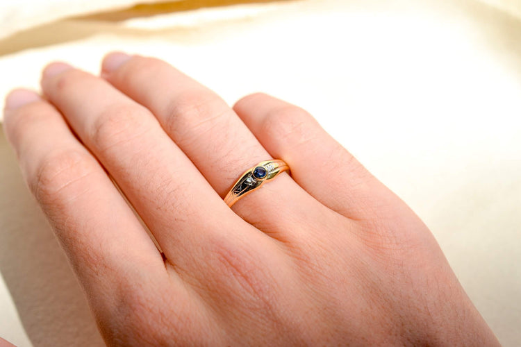 https://cdn.shopify.com/s/files/1/0963/7950/2920/files/bague-jonc-anglais-en-or-jaune-ornee-d-un-saphir-epaule-de-deux-diamants-bague-de-seconde-main.jpg?v=1790081070