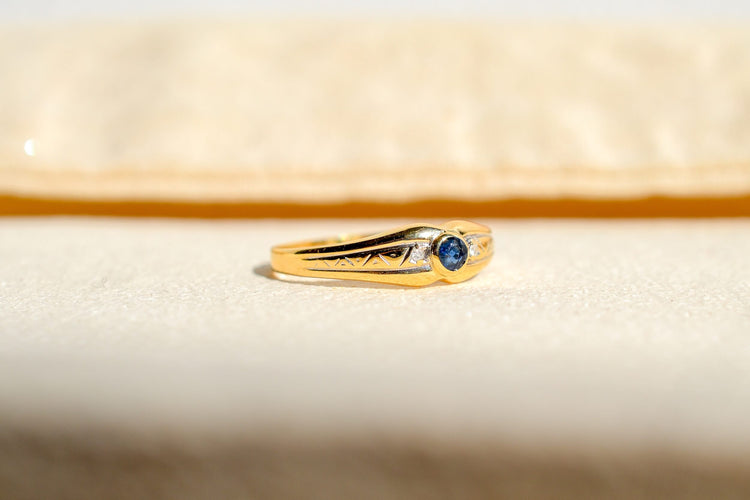 https://cdn.shopify.com/s/files/1/0963/7950/2920/files/bague-jonc-anglais-en-or-jaune-ornee-d-un-saphir-epaule-de-deux-diamants-bague-vintage.jpg?v=1790081026