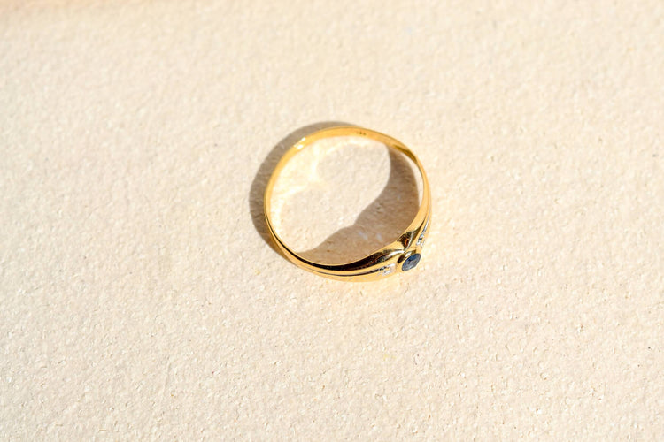 https://cdn.shopify.com/s/files/1/0963/7950/2920/files/bague-jonc-anglais-en-or-jaune-ornee-d-un-saphir-epaule-de-deux-diamants-bague-femme.jpg?v=1790081039