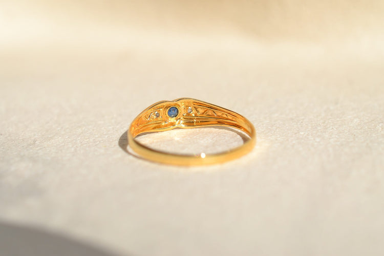https://cdn.shopify.com/s/files/1/0963/7950/2920/files/bague-jonc-anglais-en-or-jaune-ornee-d-un-saphir-epaule-de-deux-diamants-bague-retro.jpg?v=1790081054