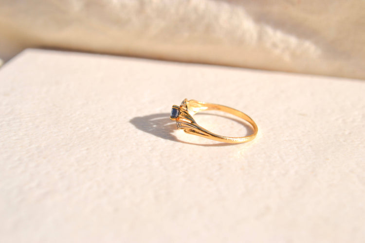 https://cdn.shopify.com/s/files/1/0963/7950/2920/files/bague-vintage-or-jaune-art-nouveau.jpg?v=1790331759