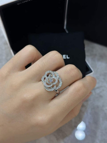 Bague 52 Chanel Fil de Camélia - Bague en or blanc 750 diamants 58 Facettes jnci195
